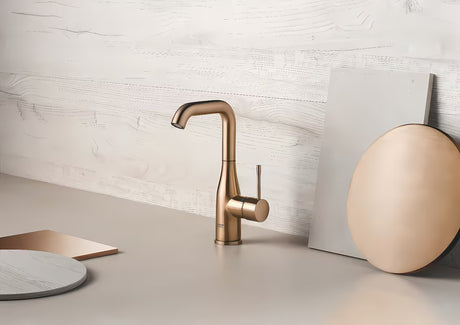 Visoka enoročna armatura za umivalnik Grohe Essence New v površinski obdelavi Brushed Warm Sunset z vrtljivim izlivom.