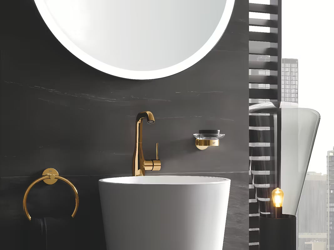 Visoka enoročna armatura za umivalnik Grohe Essence New v izvedbi Cool Sunrise z vrtljivim izlivom.