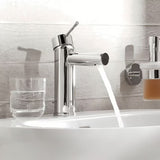 Kromirana armatura za umivalnik Grohe Essence New z ročnim upravljanjem in izpustom.