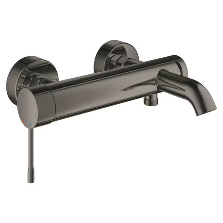 Stenska armatura za kad Grohe Essence New v izvedbi Hard Graphite z ročnim upravljanjem.