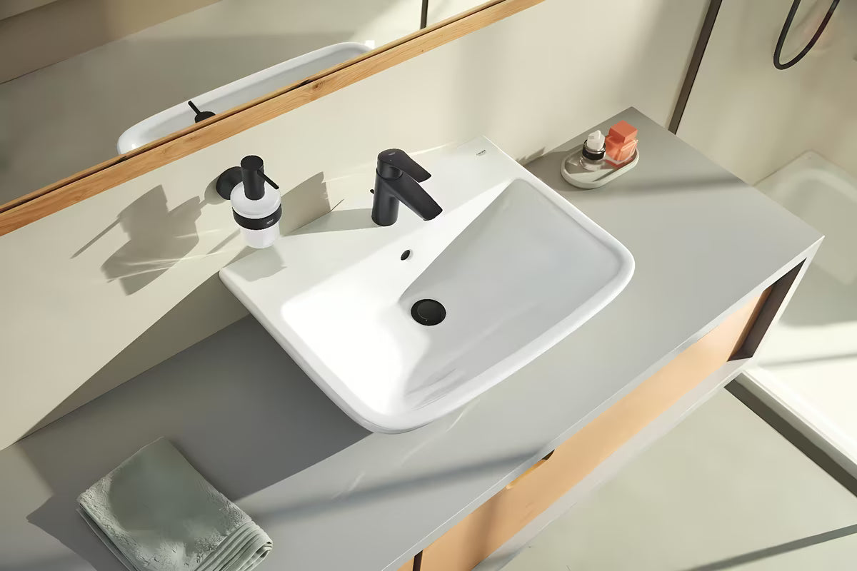 Dozirnik za Milo Grohe Essentials v mat črni izvedbi s stekleno posodico in kovinskim držalom