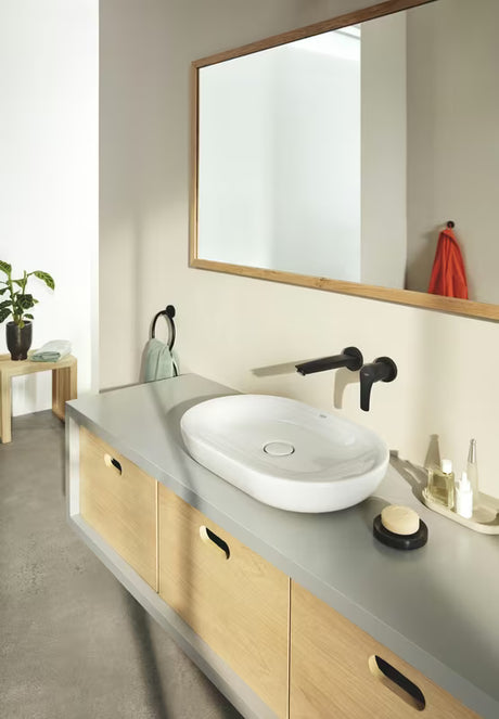 Kovinski držalo za brisače Grohe Essentials v mat črni izvedbi s skritim pritrjevanjem