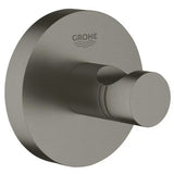 Kovinski kopalniški kavelj Grohe Essentials v izvedbi Brushed Hard Graphite s skritim pritrjevanjem.