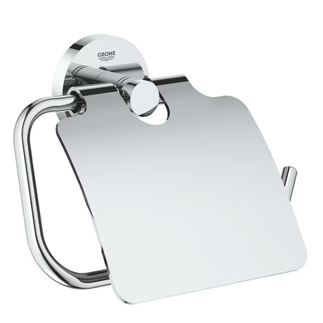 Kromiran držalo za toaletni papir Grohe Essentials s pokrovom in s skritim stenskim pritrjevanjem.
