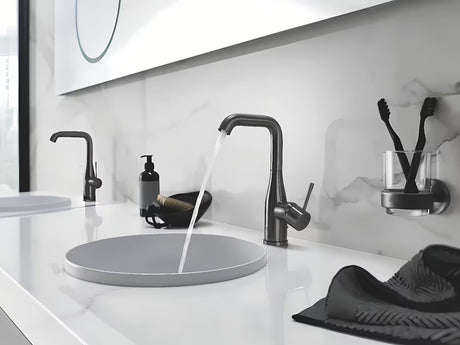 Držalo Grohe Essentials pro za milnik ali kozarec v izvedbi Brushed Hard Graphite s skritim pritrjevanjem.