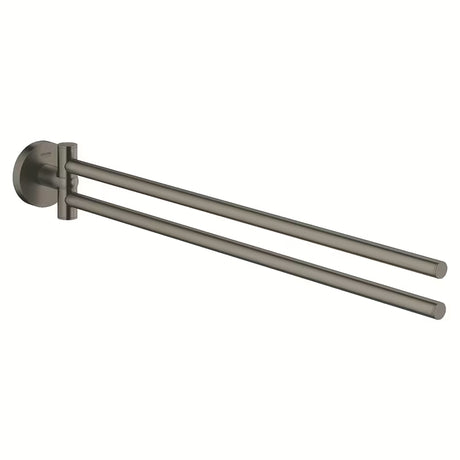Vrtljiv držalo za brisače Grohe Essentials v izvedbi Brushed Hard Graphite z dvema ročajema in skritim pritrjevanjem.