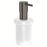 Dozirnik za Milo Grohe Essentials brez držala v izvedbi hard graphite, steklena posodica in kovinski elementi.
