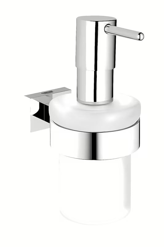 Stenski dozirnik za tekoče milo Grohe Essentials Cube v kromu s stekleno posodico.