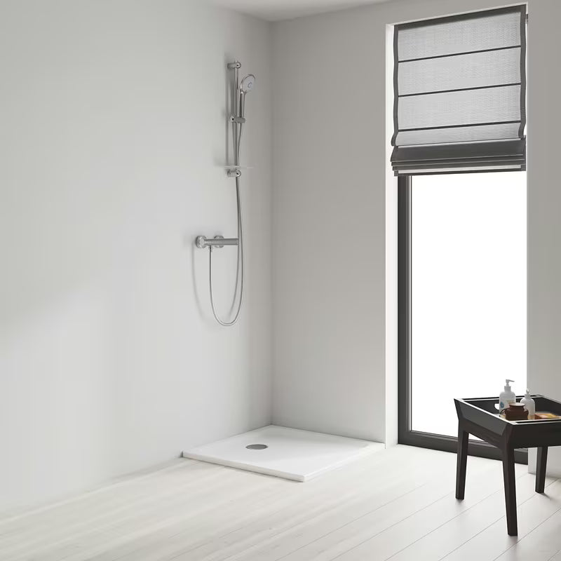 Tuš set Grohe Euphoria 110 Massage v krom izvedbi z letvijo, cevjo in polico EasyReach.