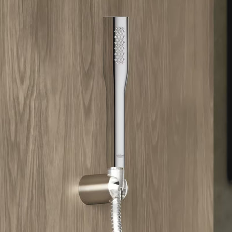 Komplet za Kad Grohe Euphoria Cosmopolitan Stick v krom izvedbi z ročno prho, držalom in cevjo Silverflex