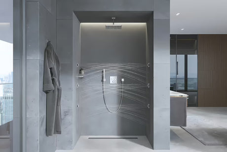 Fiksni kromiran nosilec tuš ročke Grohe Euphoria Cube v oglati zasnovi.