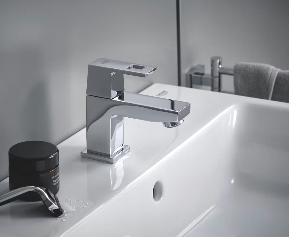 Kromirana armatura za umivalnik Grohe Eurocube z varčnim pretokom Grohe EcoJoy in perlatorjem SpeedClean.