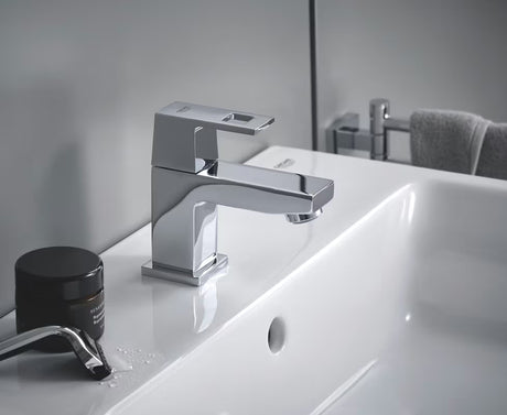 Kromirana armatura za umivalnik Grohe Eurocube z varčnim pretokom Grohe EcoJoy in perlatorjem SpeedClean.