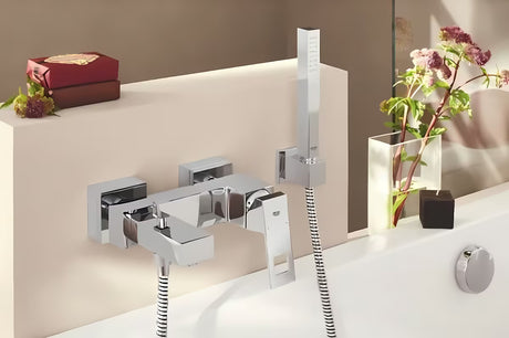 Enoročna stenska armatura za kad Grohe Eurocube v kromirani izvedbi s preklopnikom pro prho in polnjenje kadi.