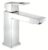 Kromirana enoročna armatura za umivalnik Grohe Eurocube s srednje visokim izlivom in odtočnim kompletom.