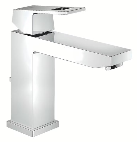 Kromirana enoročna armatura za umivalnik Grohe Eurocube s srednje visokim izlivom in odtočnim kompletom.