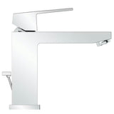 Kromirana enoročna armatura za umivalnik Grohe Eurocube s srednje visokim izlivom in odtočnim kompletom.