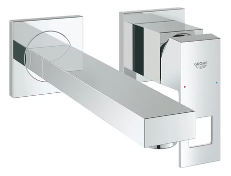 Kromirana stenska podometna armatura za umivalnik Grohe Eurocube z ročico in montažo z dvema odprtinama.