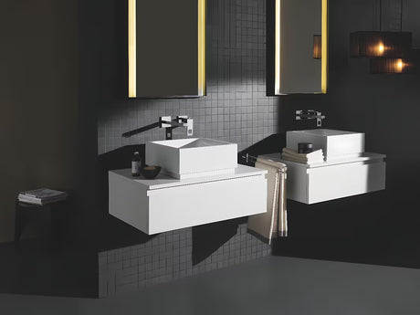 Kromirana stenska podometna armatura za umivalnik Grohe Eurocube z ročico in montažo z dvema odprtinama.