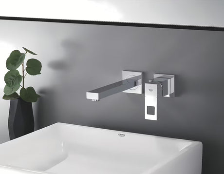 Kromirana stenska podometna armatura za umivalnik Grohe Eurocube z ročico in montažo z dvema odprtinama.