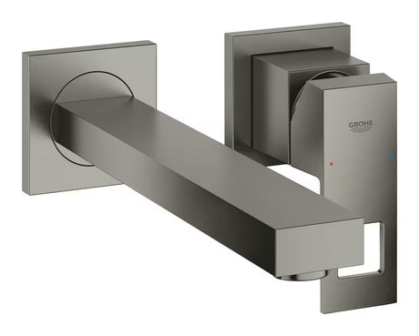 Podometna stenska armatura za umivalnik Grohe Eurocube v izvedbi krtačeni Hard Graphite z oglato zasnovo.