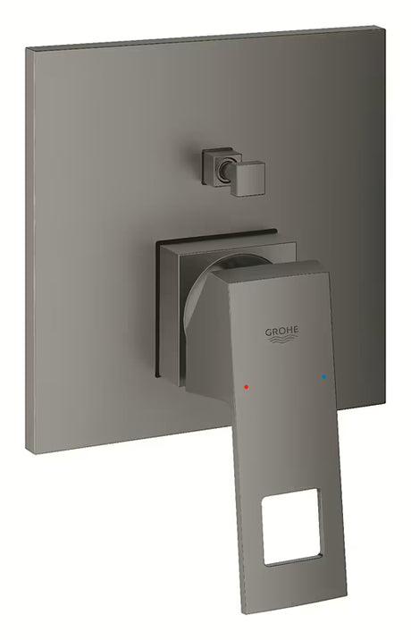 Podometna pršna in armatura za kad Grohe Eurocube v izvedbi krtačeni Hard Graphite z 2-smernim preklopnikom.