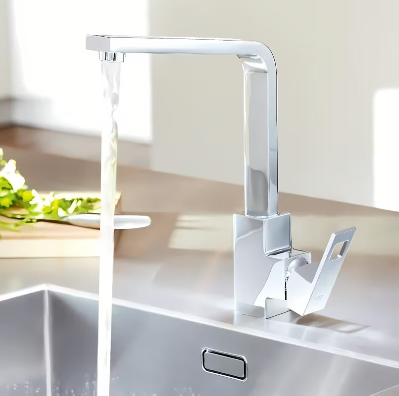 Kromiran armatura za pomivalno korito Grohe Eurocube z visokim vrtljivim izlivom v oglati izvedbi.