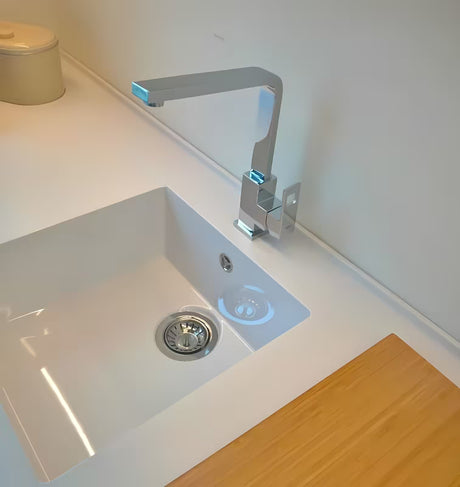 Kromiran armatura za pomivalno korito Grohe Eurocube z visokim vrtljivim izlivom v oglati izvedbi.