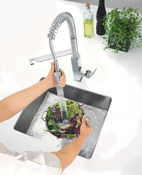 Enoročna stoječa armatura za pomivalno korito Grohe Eurocube z vrtljivim izlivom v izvedbi supersteel.