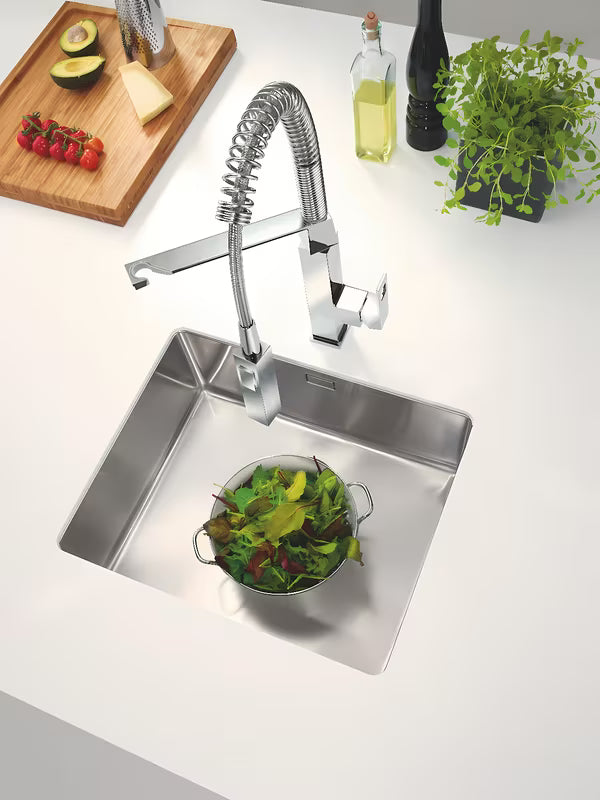 Enoročna stoječa armatura za pomivalno korito Grohe Eurocube z vrtljivim izlivom v izvedbi supersteel.