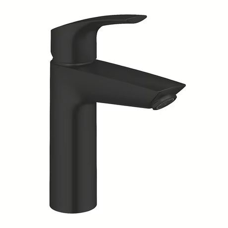 Mat črna enoročna armatura za umivalnik Grohe Eurosmart brez odtoka pro za enoopravilno montažo.