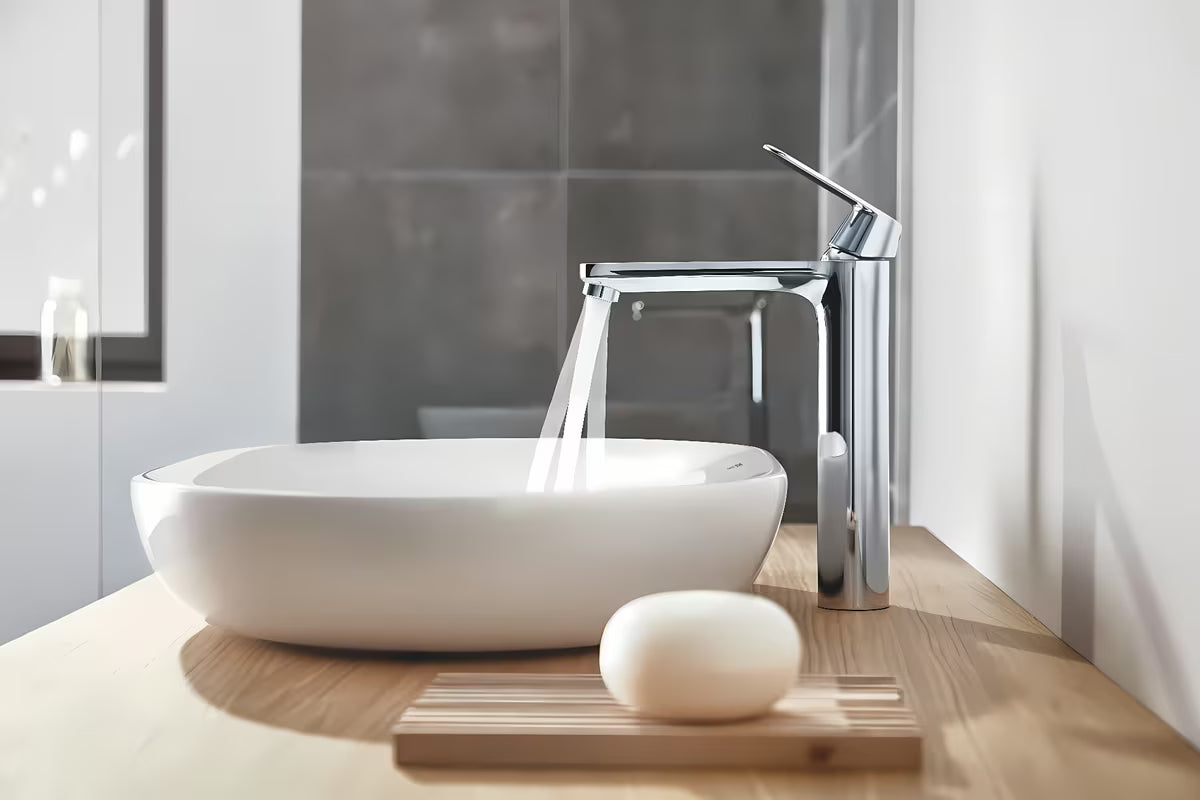 Grohe Eurosmart Cosmopolitan visoka armatura za umivalnik v krom izvedbi pro samostoječi umivalniki .