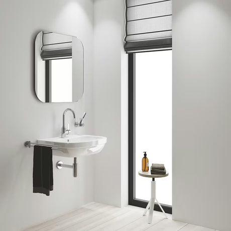 Visoka kromirana armatura za umivalnik Grohe Eurosmart Cosmopolitan z vrtljivim izlivom in ročnim upravljanjem.