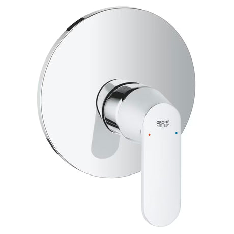 Podometna armatura za tuš Grohe Eurosmart Cosmopolitan v krom izvedbi z ročnim upravljanjem.