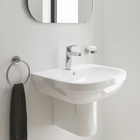 Kromirana armatura za umivalnik Grohe Eurosmart New z ročnim upravljanjem in varčnim pretokom 5,7 l/min.