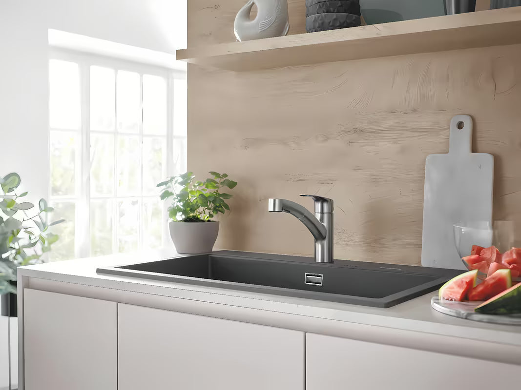 Enoročna stoječa armatura za pomivalno korito Grohe Eurosmart New v izvedbi supersteel z vrtljivim izlivom.