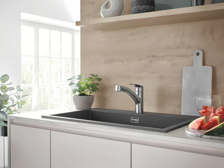 Enoročna stoječa armatura za pomivalno korito Grohe Eurosmart New v izvedbi supersteel z vrtljivim izlivom.