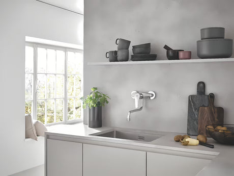 Kromirana stenska armatura za pomivalno korito Grohe Eurosmart New z ročnim upravljanjem in vrtljivim izlivom.