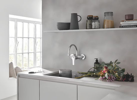 Grohe Eurosmart New enoročna stenska armatura za pomivalno korito v krom izvedbi z vrtljivim izlivom.