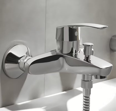 Kromirana enoročna stenska armatura za kad Grohe Eurosmart New s preklopnikom kad tuš