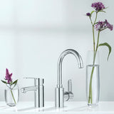 Kromirana armatura za umivalnik Grohe Eurostyle Cosmopolitan z ročnim upravljanjem in varčno tehnologijo EcoJoy.