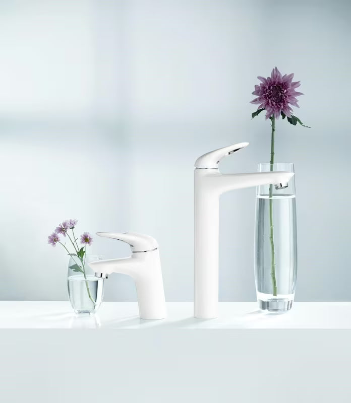Visoka enoročna armatura za umivalnik Grohe Eurostyle New v izvedbi Moon White pro samostoječi umivalniki .