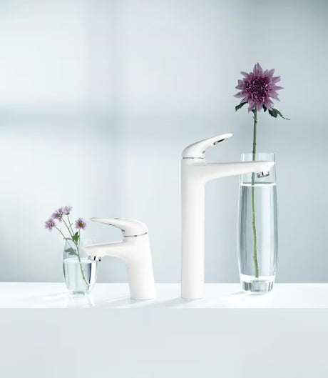 Visoka enoročna armatura za umivalnik Grohe Eurostyle New v izvedbi Moon White pro samostoječi umivalniki .