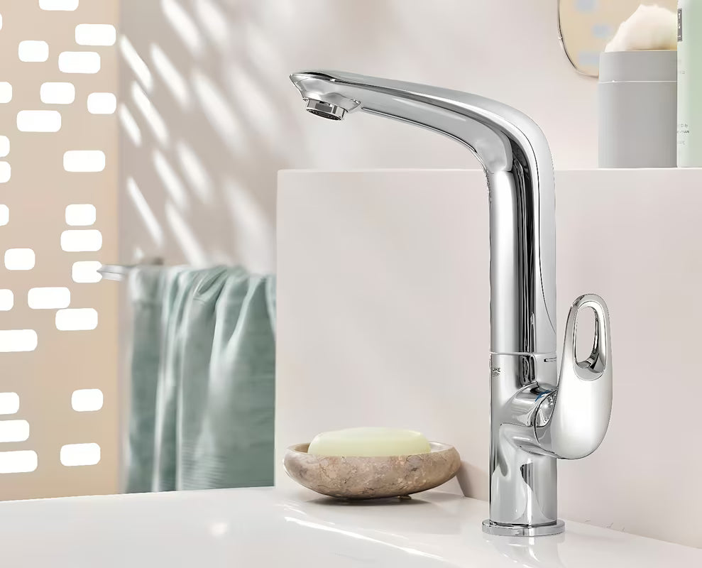 Visoka enoročna armatura za umivalnik Grohe Eurostyle New v kromu z vrtljivim izlivom in odtočno garnituro.
