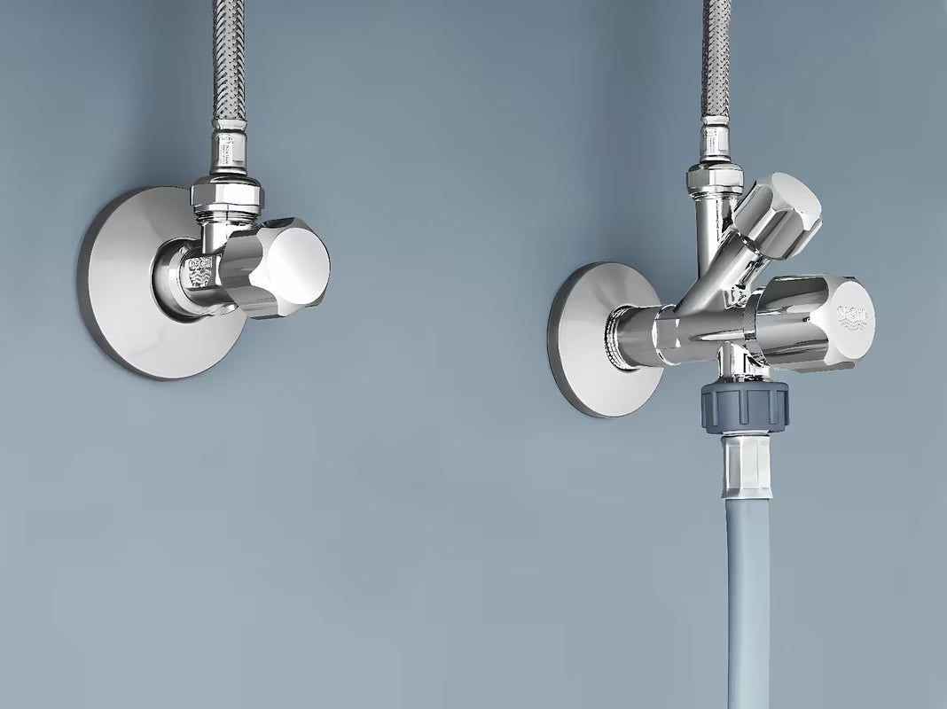 Kotni ventil Grohe pro za stensko montažo s protipovratnim ventilom in kovinsko rozeto.