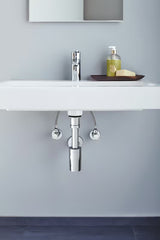 Kotni ventil Grohe v izvedbi chrome s kovinsko rozeto in ergonomskim kovinskim ročajem.