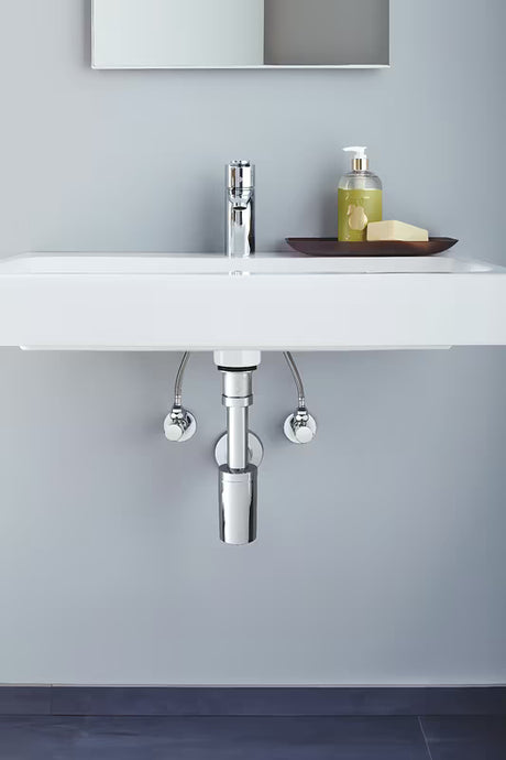 Kotni ventil Grohe v izvedbi chrome s kovinsko rozeto in ergonomskim kovinskim ročajem.