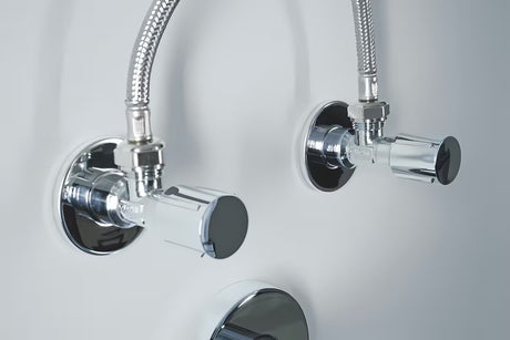 Kotni ventil Grohe v izvedbi chrome s kovinsko rozeto in ergonomskim kovinskim ročajem.