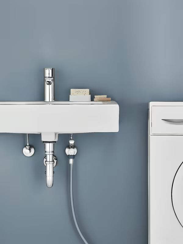 Kotni ventil Grohe v izvedbi chrome s kovinsko rozeto in ergonomskim kovinskim ročajem.