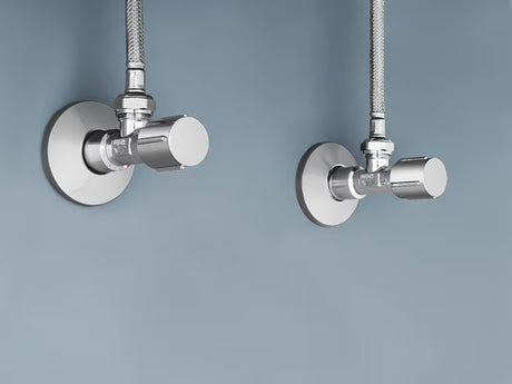 Kotni ventil Grohe v izvedbi chrome s kovinsko rozeto in ergonomskim kovinskim ročajem.